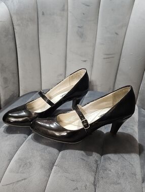 Life Stride Black Patent Mary Jane Heels with Buckle Strap
